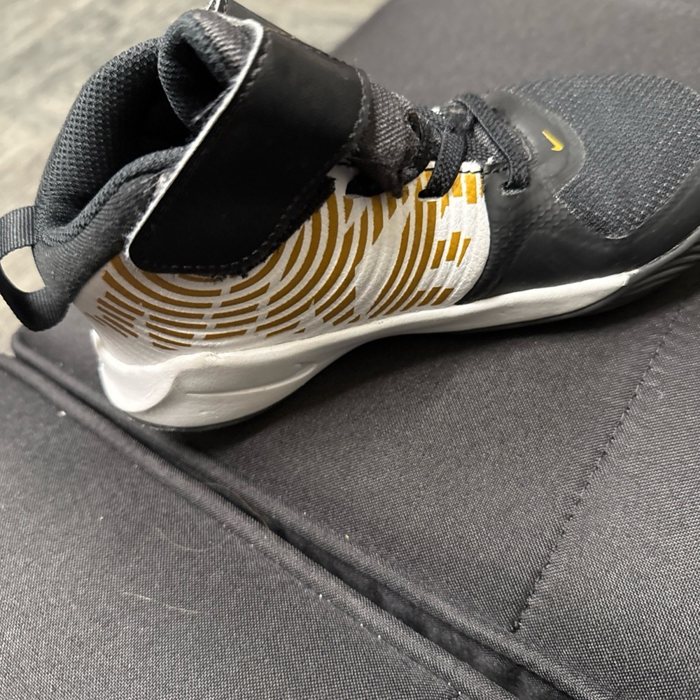 Nike Team Hustler Sneakers